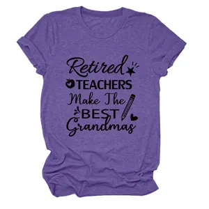 Detalle de camiseta violeta para mujer con texto 'Retired Teachers Make The Best Grandmas'