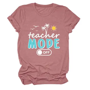 Elegante camiseta malva de mujer con gráfico Teacher mode off y cuello redondo clásico