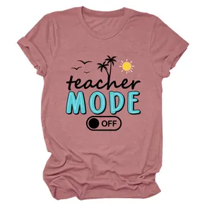 Primer plano detallado del estampado Teacher Mode Off en una camiseta rosa de verano.