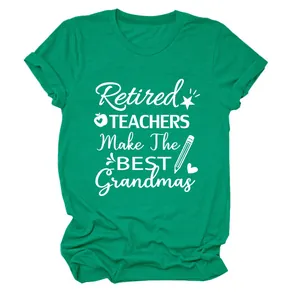 Vista detallada del estampado 'Retired Teachers Make The Best Grandmas' en camiseta verde