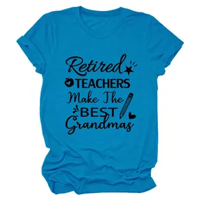 Vista detallada de una camiseta azul con el texto 'Retired Teachers Make The Best Grandmas'.