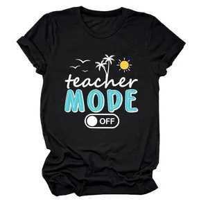 Vista detallada del estampado 'Teacher Mode Off' en una camiseta negra de mujer