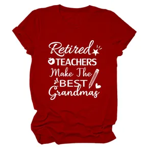 Vista detallada del eslogan 'Retired Teachers Make The Best Grandmas' en camiseta roja
