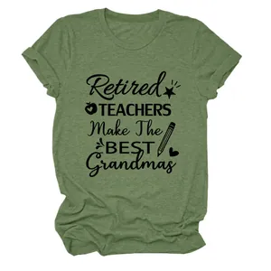 Primer plano de camiseta verde oliva con estampado 'Retired Teachers Make The BEST Grandmas'