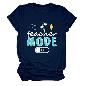 Vista detallada del estampado 'Teacher Mode Off' en camiseta de verano azul marino