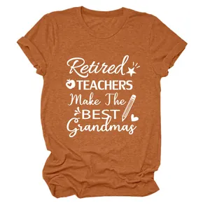 Detalle del estampado 'Retired Teachers Make The Best Grandmas' en camiseta naranja