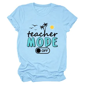 Primer plano del gráfico de verano 'teacher MODE OFF' en una camiseta azul claro de manga corta