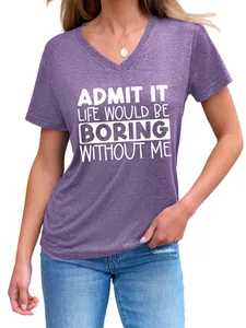 Λεπτομέρεια του μωβ γυναικείου T-shirt με λαιμόκοψη V και στάμπα 'Boring Without Me'.