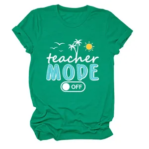 Detalle de cerca del estampado gráfico teacher mode off en camiseta verde de mujer