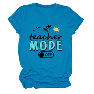 Detalle de camiseta azul con gráfico 'teacher MODE OFF' y palmeras para el verano.
