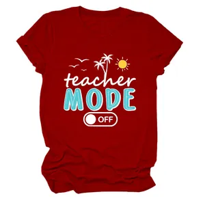Primer plano del estampado gráfico Teacher Mode Off con palmeras en camiseta roja de verano