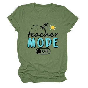 Vista detallada del estampado Teacher Mode Off en camiseta de algodón verde oliva
