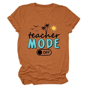Detalle de camiseta naranja de verano con cuello redondo e impreso Teacher Mode Off