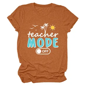 Vista detallada de camiseta color óxido con gráfico teacher mode off e iconos playa