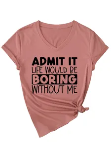 Λεπτομέρεια ροζ T-shirt με V λαιμόκοψη και 'Admit it life would be boring without me' σλόγκαν.