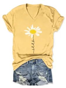 Vue détaillée d'un t-shirt jaune à col en V avec imprimé marguerite et texte