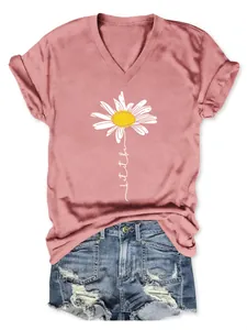 Vue détaillée d'un t-shirt rose à col en V pour femme avec imprimé marguerite et let it be