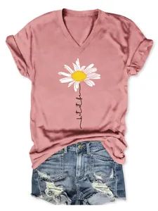 Gros plan sur un t-shirt rose col V pour femme avec imprimé marguerite et texte