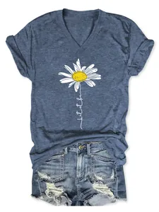 Détail du t-shirt bleu marine à col en V avec imprimé marguerite et short en denim