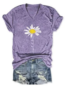 Détail d'un t-shirt violet à col en V avec imprimé marguerite et texte let it be