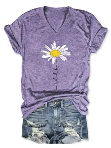 Gros plan d'un t-shirt violet à col en V avec imprimé marguerite et texte Let it be