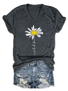 Détail d'un t-shirt gris à col en V avec motif marguerite et texte 'Let it be'