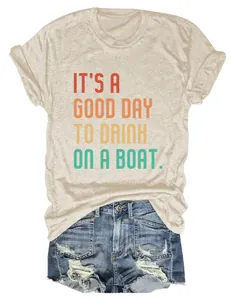 Detail eines beigen T-Shirts mit buntem Aufdruck und Denim-Shorts für Damen im Freizeitlook.