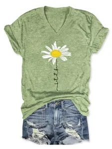 Vue détaillée d'un t-shirt col en V vert clair avec marguerite et texte 'let it be'