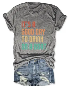 Detailansicht des bunten Retro-Textdrucks auf einem grauen Damen-Freizeit-T-Shirt