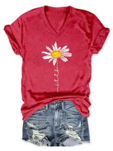 Gros plan sur un t-shirt rouge à col en V pour femme avec marguerite blanche et texte Let It Be