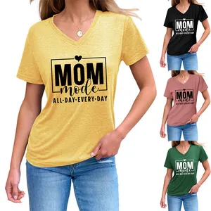 Vista detallada de las camisetas con cuello en V Mom Mode en varios colores para mujeres.