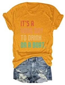 Detail eines lässigen Damen-T-Shirts mit Vintage-Boot-Slogan und Denim-Shorts