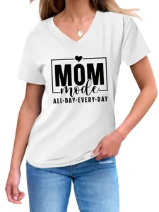 Cómoda camiseta blanca de mujer con cuello en V e impresión gráfica negra MOM mode