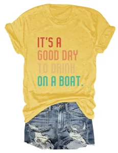 Gelbes Damen T-Shirt mit Rundhalsausschnitt und 'It's a good day to drink on a boat' Aufdruck.