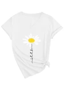 Vue détaillée d'un t-shirt blanc à col en V avec marguerite et texte 'let it be'