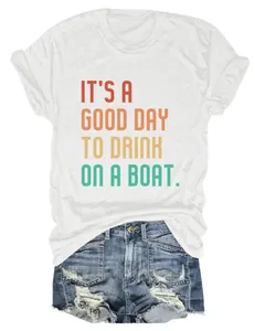 Weißes Damen T-Shirt mit buntem 'IT'S A GOOD DAY TO DRINK ON A BOAT' Aufdruck im Detail