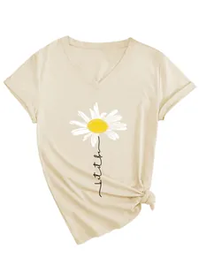 Gros plan sur t-shirt col V avec motif marguerite et let it be en écriture