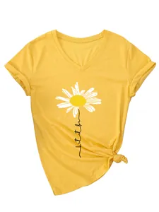 Détail d'un t-shirt jaune à col en V avec imprimé marguerite et texte 'let it be'