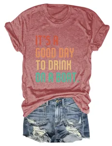 Nahaufnahme eines melierten roten Damen-T-Shirts mit buntem Slogan und Jeansshorts.