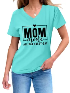 Primer plano de camiseta turquesa con cuello en V para mujer con estampado gráfico Mom Mode