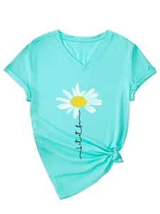 Gros plan d'un t-shirt turquoise à col en V avec un imprimé marguerite et texte