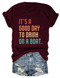 Vorderansicht burgunderrotes Damen-T-Shirt mit 'It's a good day to drink on a boat' Druck