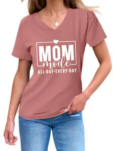 Primer plano de una camiseta de mujer en rosa con cuello en V y estampado 'MOM mode'.