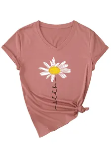 Vue détaillée de l'imprimé marguerite et de l'encolure en V sur ce t-shirt rose pour femme