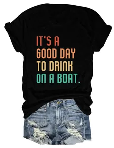 Detailansicht eines schwarzen Damen-T-Shirts mit einem Vintage-Boot-Slogan-Druck