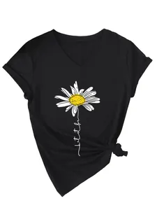 Détail du t-shirt noir à col en V pour femme avec motif marguerite et texte artistique