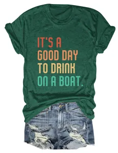 Detailansicht eines grünen T-Shirts mit Spruch und distressed Denim-Shorts für den Sommer