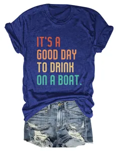 Nahaufnahme eines blauen T-Shirts mit dem Aufdruck 'It's a good day to drink on a boat'