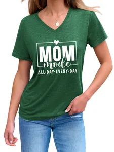 Vista frontal de la camiseta verde oscuro con cuello en V para mujer y estampado Mom Mode