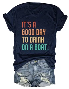 Nahaufnahme eines Damen-T-Shirts mit Aufdruck 'It's a good day to drink on a boat'